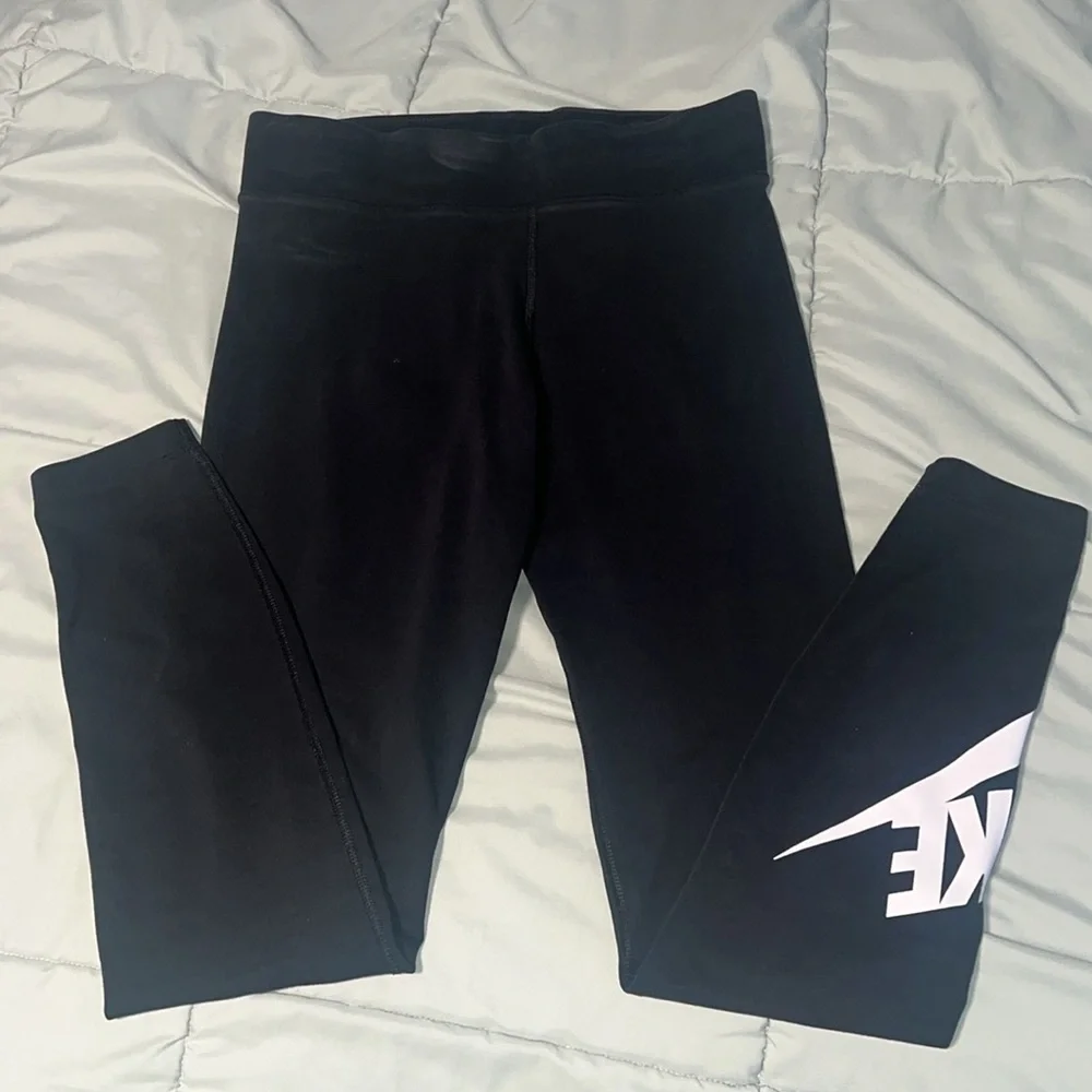 Women’s Nike logo Leggings size M. logo on the leg. - Picture 3 of 4
